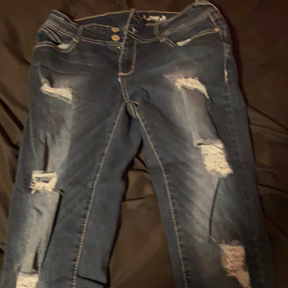 Women’s ripped skinny jeans